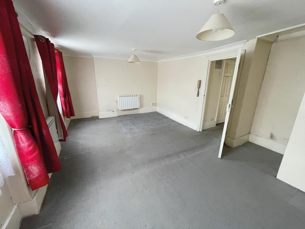 Lot: 160 - THIRD FLOOR STUDIO FLAT WITH VACANT POSSESSION - Inside image of bedroom/living area from corner of room